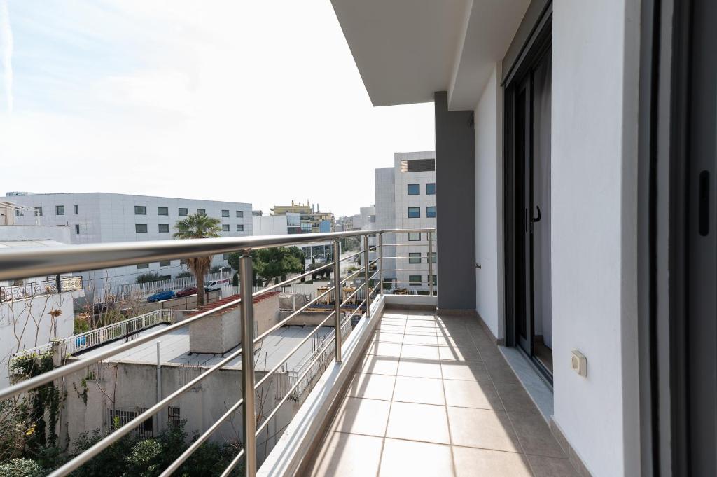 balkon z widokiem na miasto w obiekcie Stylish spacious apartment in Palaio Faliro (C1) w Atenach
