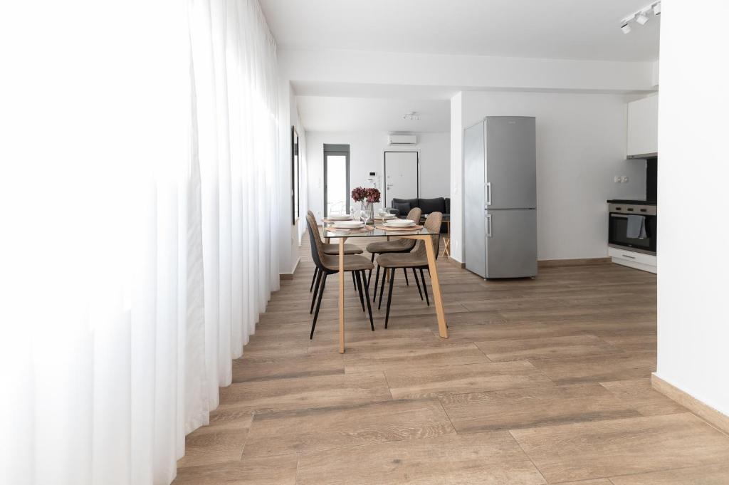 Kuchnia lub aneks kuchenny w obiekcie Stylish spacious apartment in Palaio Faliro (C1)