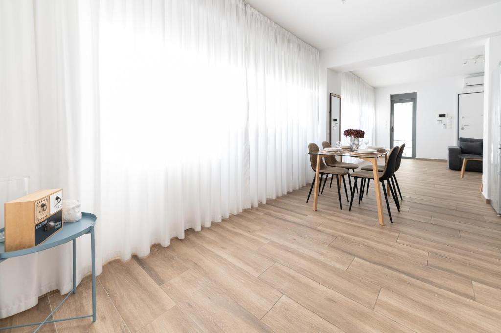 Zdjęcie z galerii obiektu Stylish spacious apartment in Palaio Faliro (C1) w Atenach