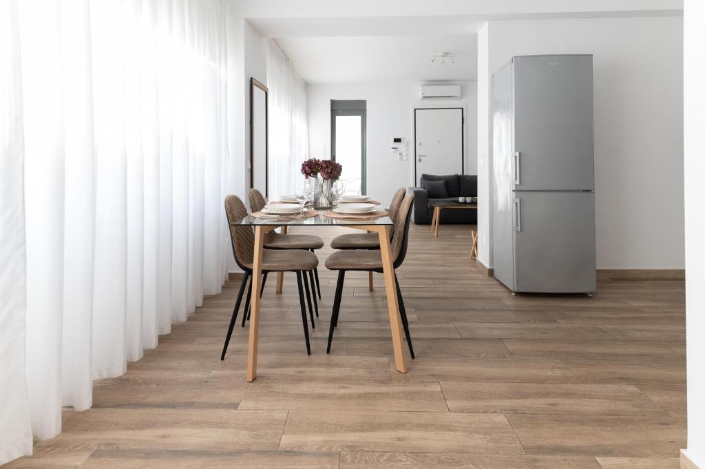 Zdjęcie z galerii obiektu Stylish spacious apartment in Palaio Faliro (C1) w Atenach