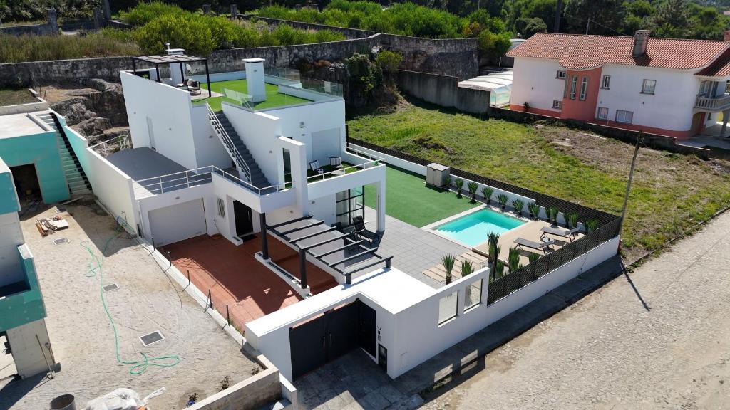 an aerial view of a house with a swimming pool at Casa da Légua in Moledo