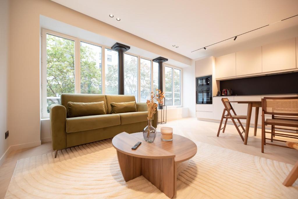 un salon avec un canapé et une table dans l'établissement CIA - Marais-Les Halles Residence, à Paris