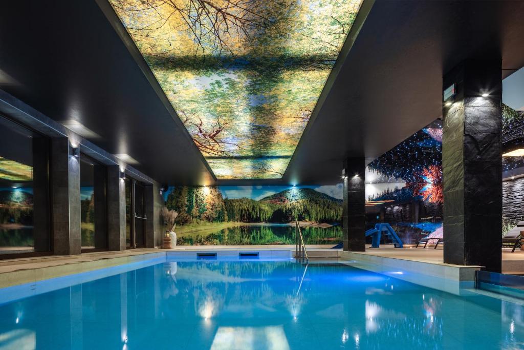 Bazén v ubytování Złoty Groń Resort & Spa nebo v jeho okolí