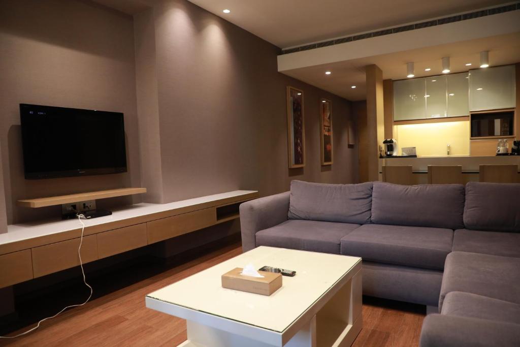 TV a/nebo společenská místnost v ubytování Saifi Suites Hotel