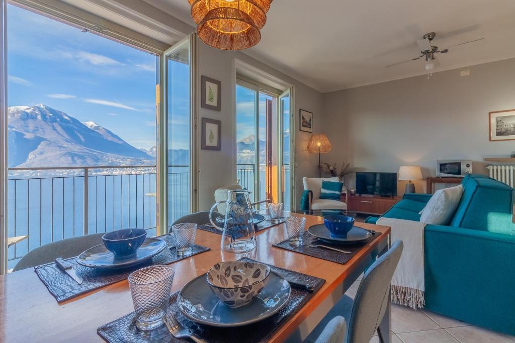 een eetkamer met een tafel en uitzicht op een berg bij Panorama del Lago in Perledo