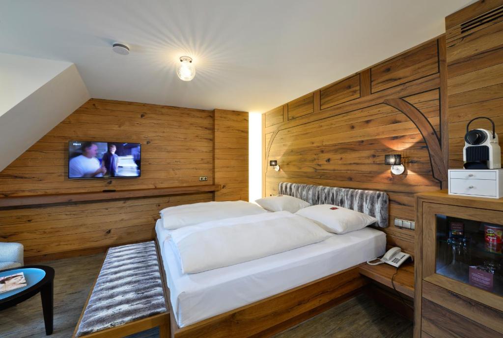 Postel nebo postele na pokoji v ubytování Hotel Torbräu