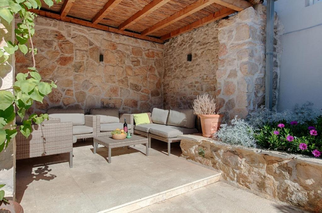 a patio with two couches and a table at House Corte in Vis