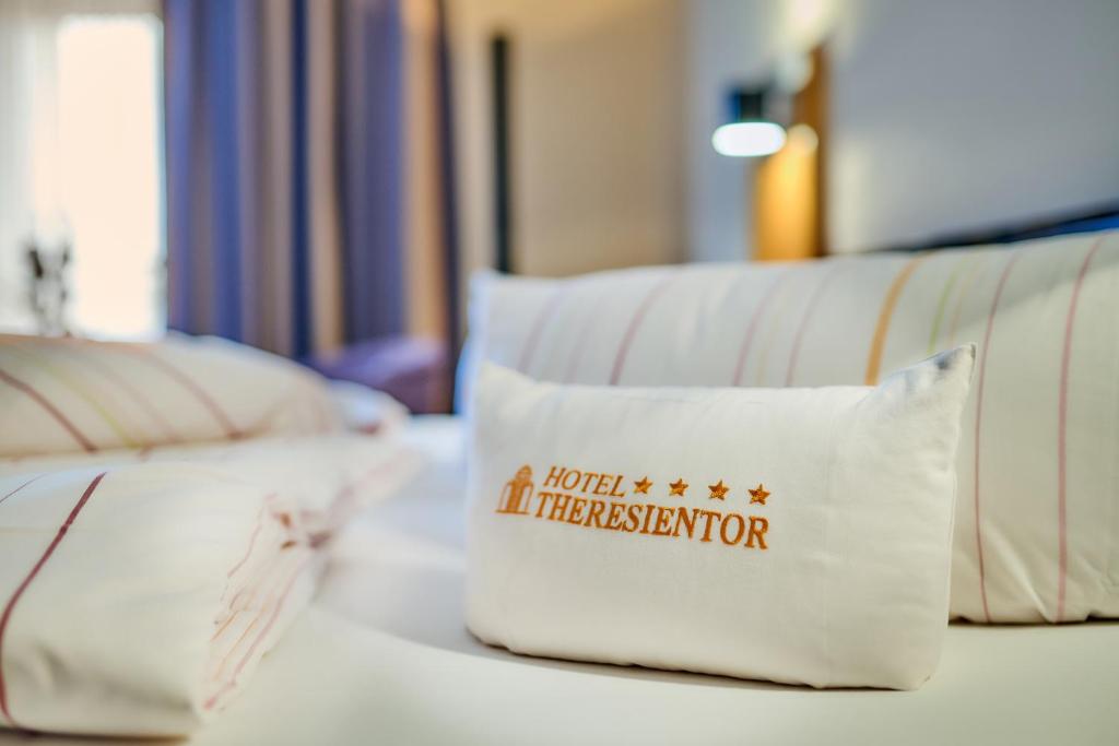 Postel nebo postele na pokoji v ubytování Hotel Theresientor