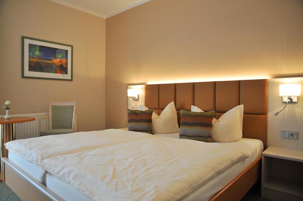 Postel nebo postele na pokoji v ubytování Hotel Friesen