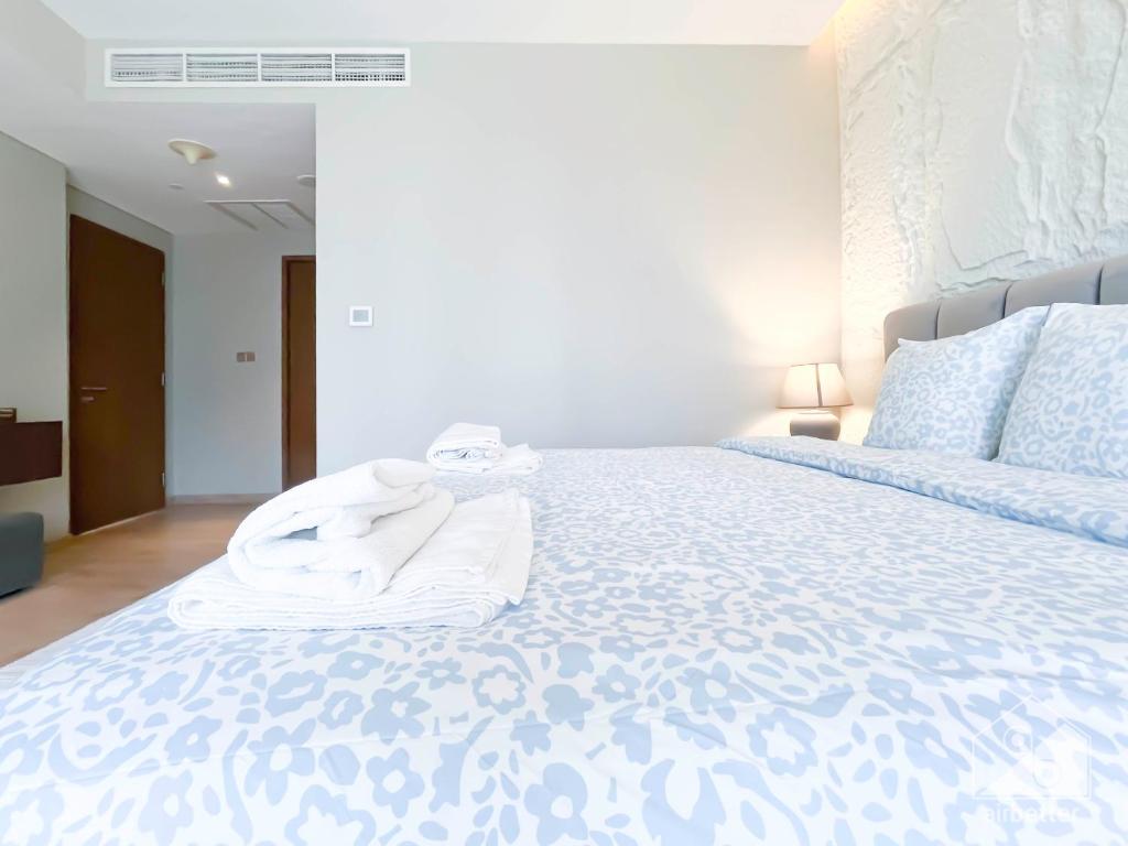 Postel nebo postele na pokoji v ubytování Dubai Mall Kempinski Residence 1Bedroom Balcony