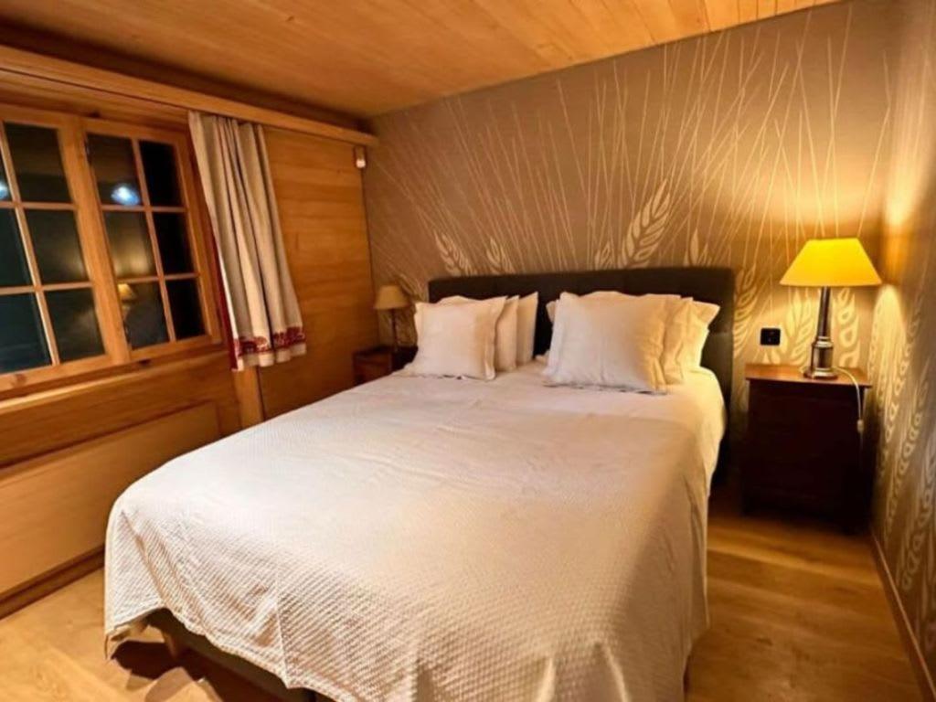 Postel nebo postele na pokoji v ubytování Serene Chalet With Shared Pool and Spa