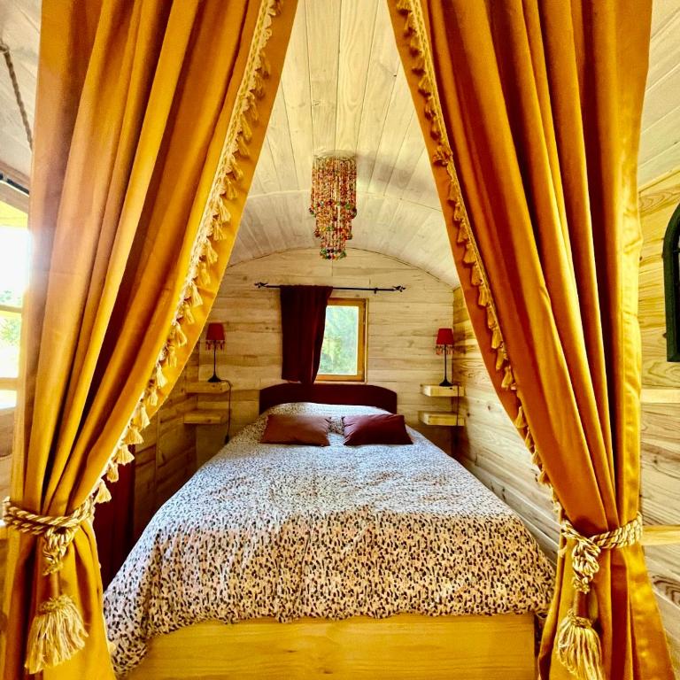 Photo de la galerie de l'établissement Roulotte insolite en pleine forêt- Domaine Temali, à Labouheyre