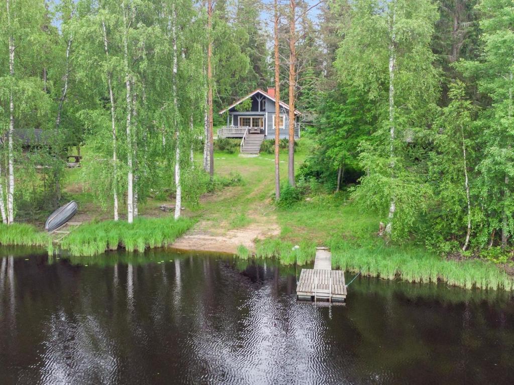 une cabane au milieu d'un lac avec un quai dans l'établissement Holiday Home Hietaniemen usko by Interhome, à Sonkajärvi