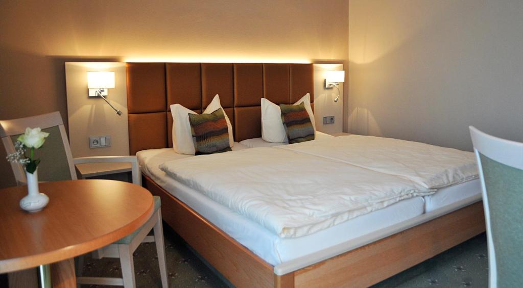 Postel nebo postele na pokoji v ubytování Hotel Friesen