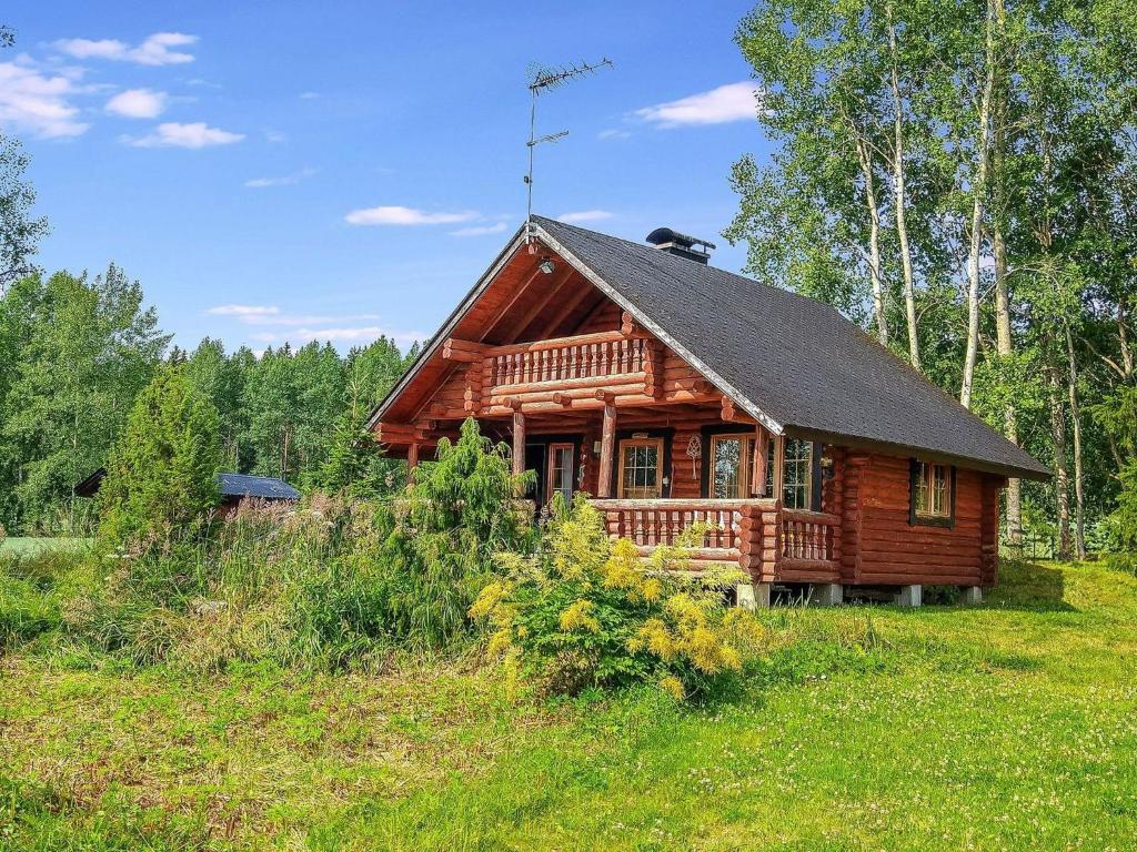 einem Blockhaus in der Mitte eines Feldes in der Unterkunft Holiday Home Jannela by Interhome in Juupajoki