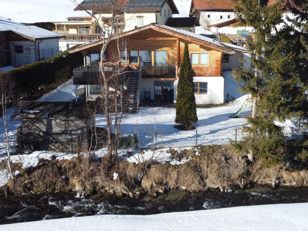 Obernberg am BrennerにあるApartment Jenewein by Interhomeの雪の家