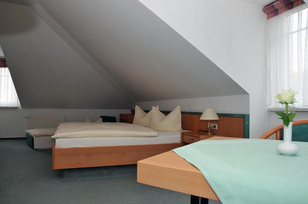 Postel nebo postele na pokoji v ubytování Hotel Friesen