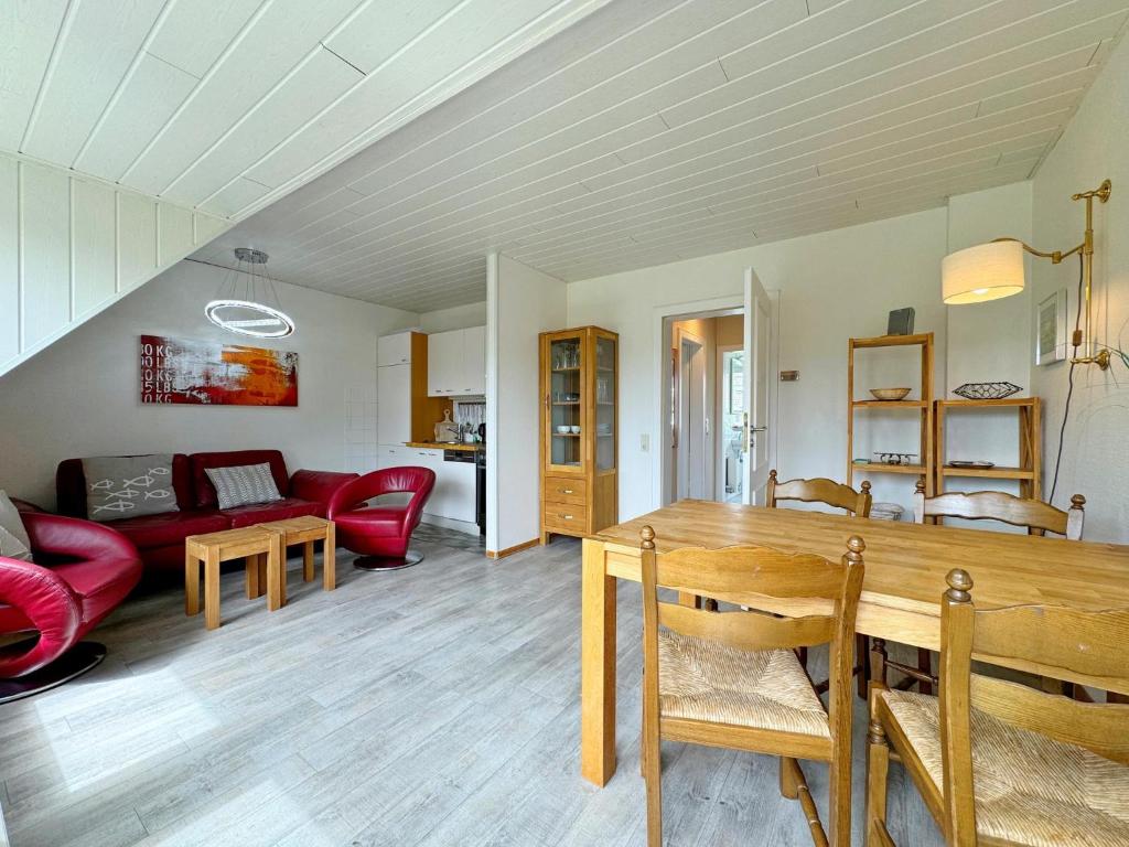 a living room with a table and a couch at Ferienwohnung in Tinnum auf Syt in Tinnum