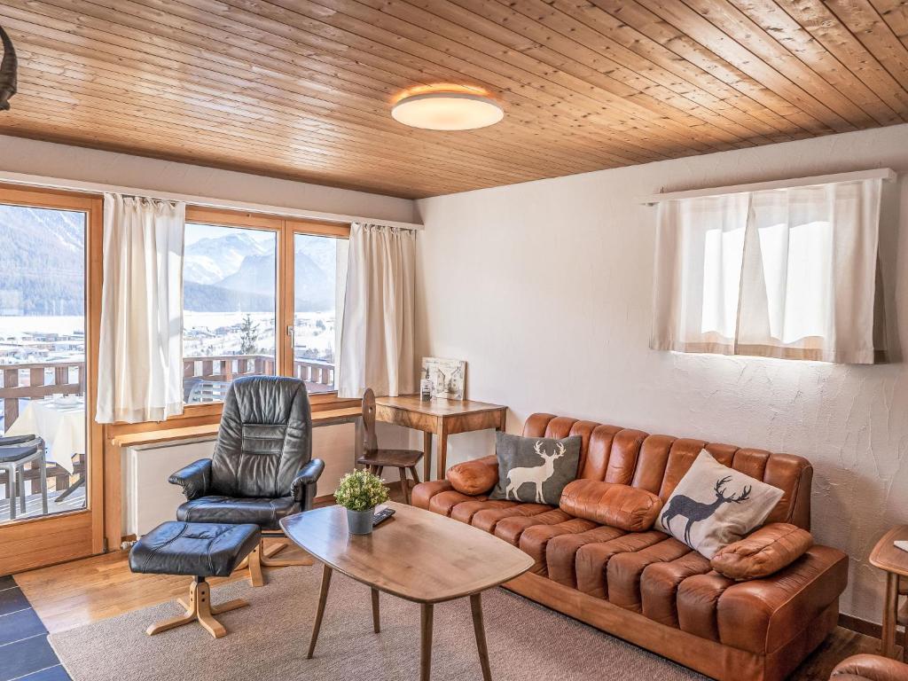 Posezení v ubytování Apartment Chesa Primula by Interhome