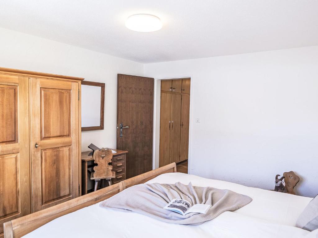 Postel nebo postele na pokoji v ubytování Apartment Chesa Primula by Interhome