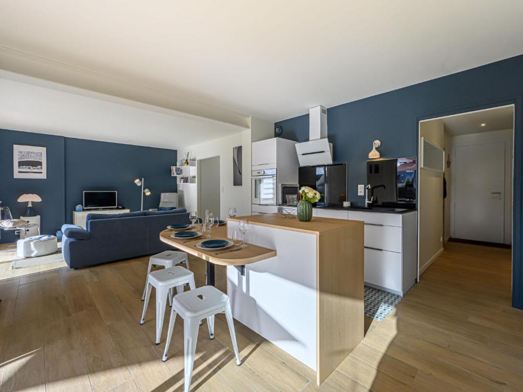 une cuisine et un salon avec une table et des chaises dans l'établissement Apartment Village de Légenèse-6 by Interhome, à Carnac