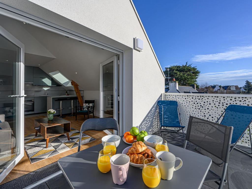 une table avec une assiette de nourriture sur un balcon dans l'établissement Apartment Les Terrasses de Saint-Colomban by Interhome, à Carnac