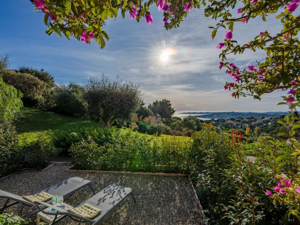 d'un jardin avec vue sur la ville. dans l'établissement Apartment Les Coteaux de la Nartelle-32 by Interhome, à Sainte-Maxime