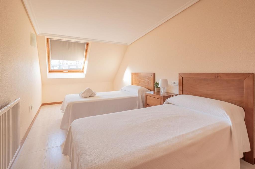 Łóżko lub łóżka w pokoju w obiekcie Primera Linea de Playa Samil Costa con Garaje Incluido