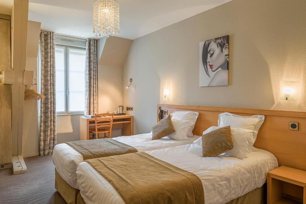 Postel nebo postele na pokoji v ubytování Hôtel Le Vouglans - Restaurant La Valouse