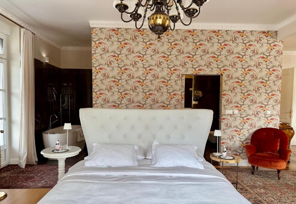 Postel nebo postele na pokoji v ubytování Adora Luxury Hotel