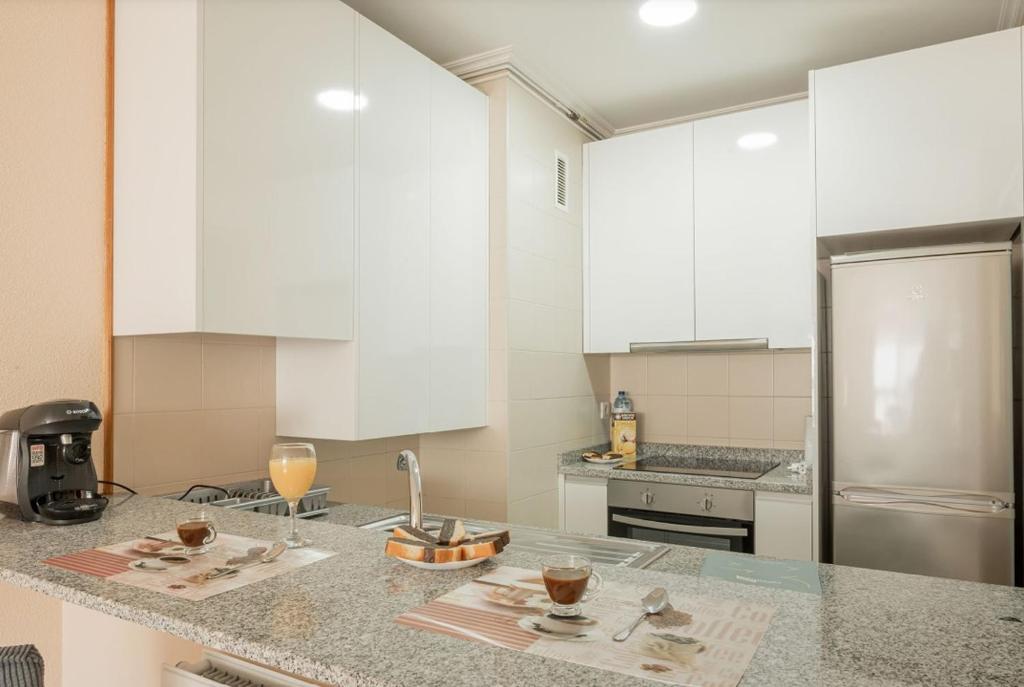 Kuchnia lub aneks kuchenny w obiekcie Primera Linea de Playa Samil Costa con Garaje Incluido