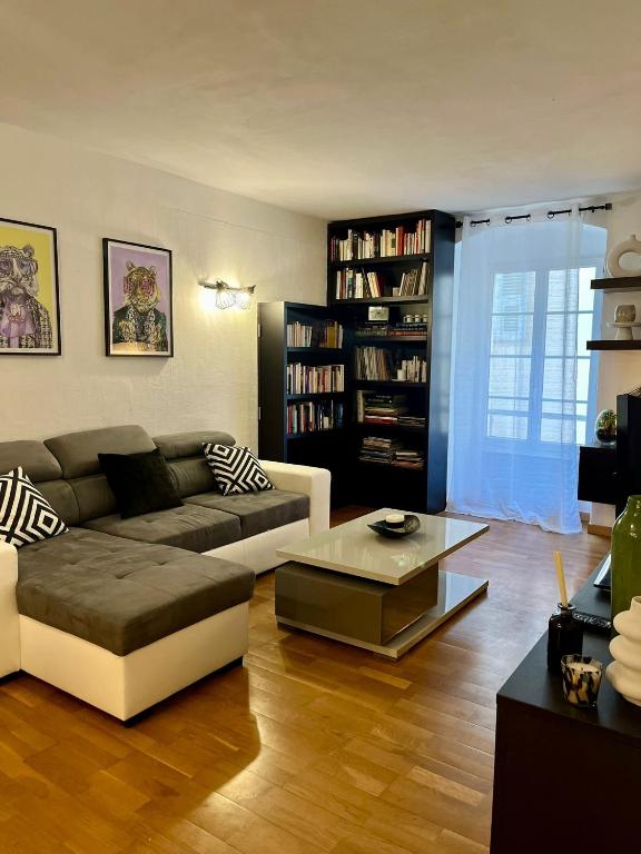 un salon avec un canapé et une table basse dans l'établissement Charmant Appartement centre-ville, à Ajaccio
