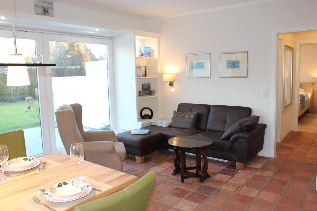 un soggiorno con un divano e un tavolo di LITZKOW 11208 a Morsum