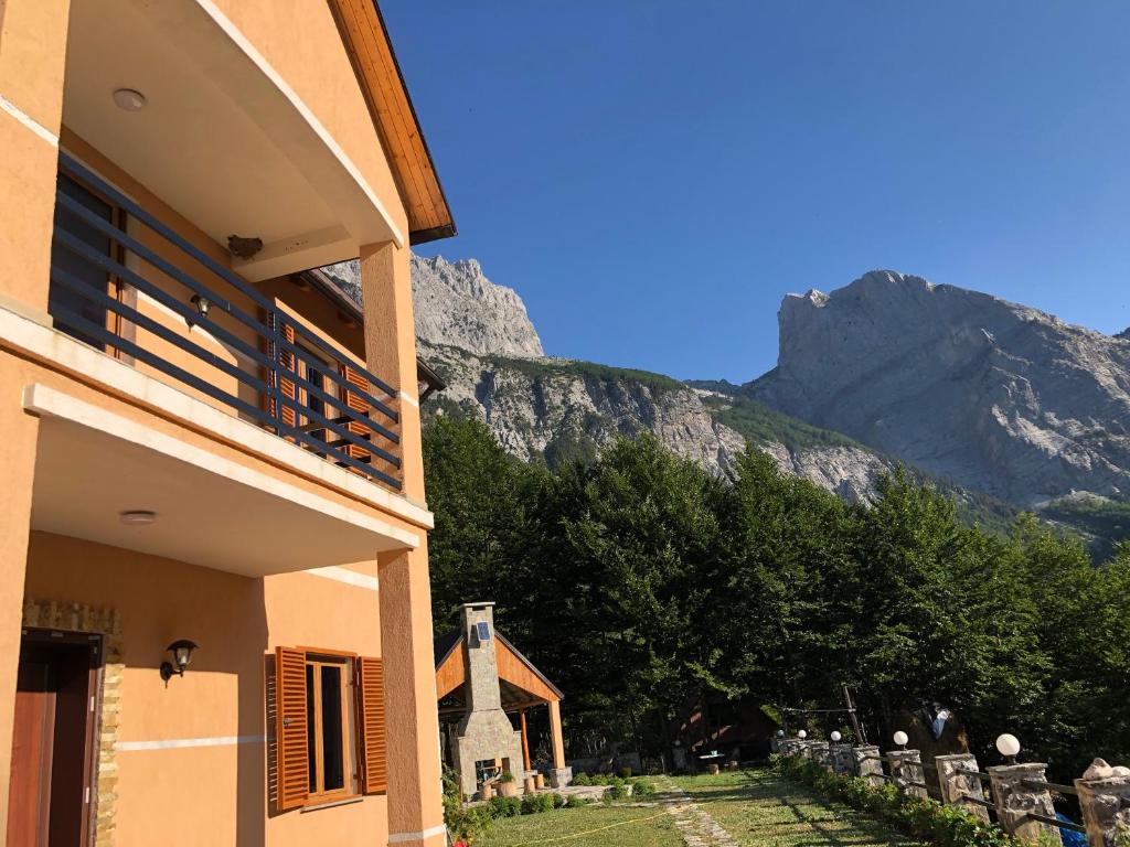 Vista general d'una muntanya o vistes d'una muntanya des de l'hostal o pensió