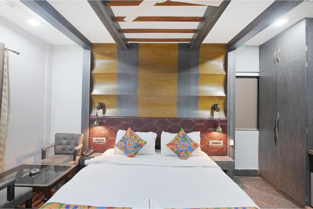 Postel nebo postele na pokoji v ubytování FabHotel Prime Middleton - Nr Niladri Vihar Square