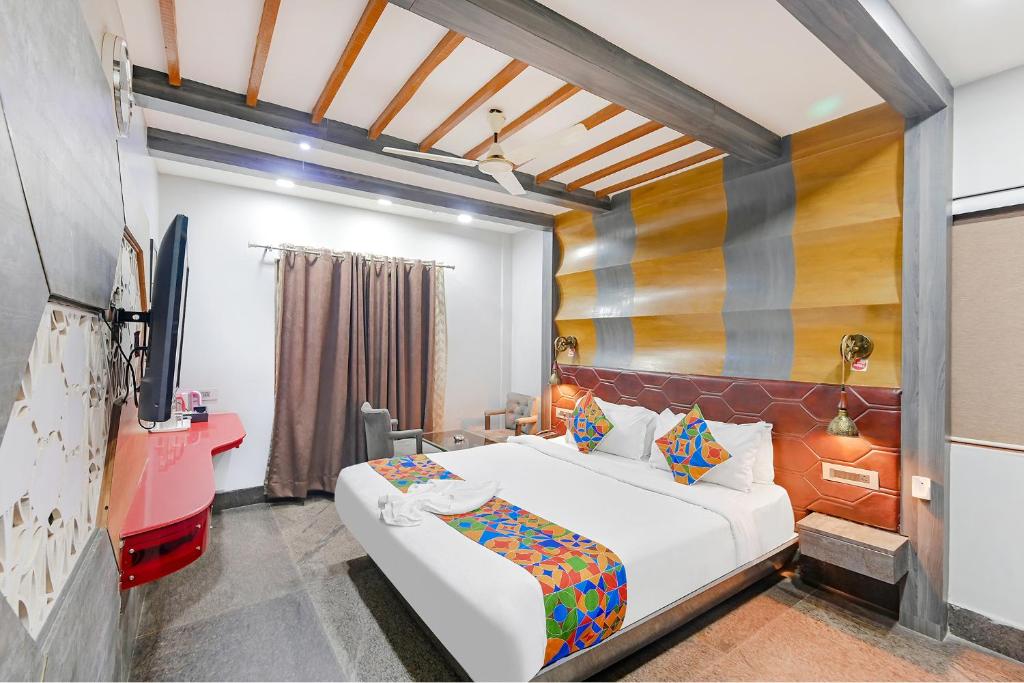 Postel nebo postele na pokoji v ubytování FabHotel Prime Middleton - Nr Niladri Vihar Square