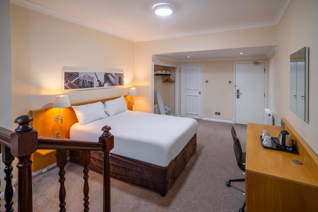 
Family Room (2 Adults + 2 Children)
