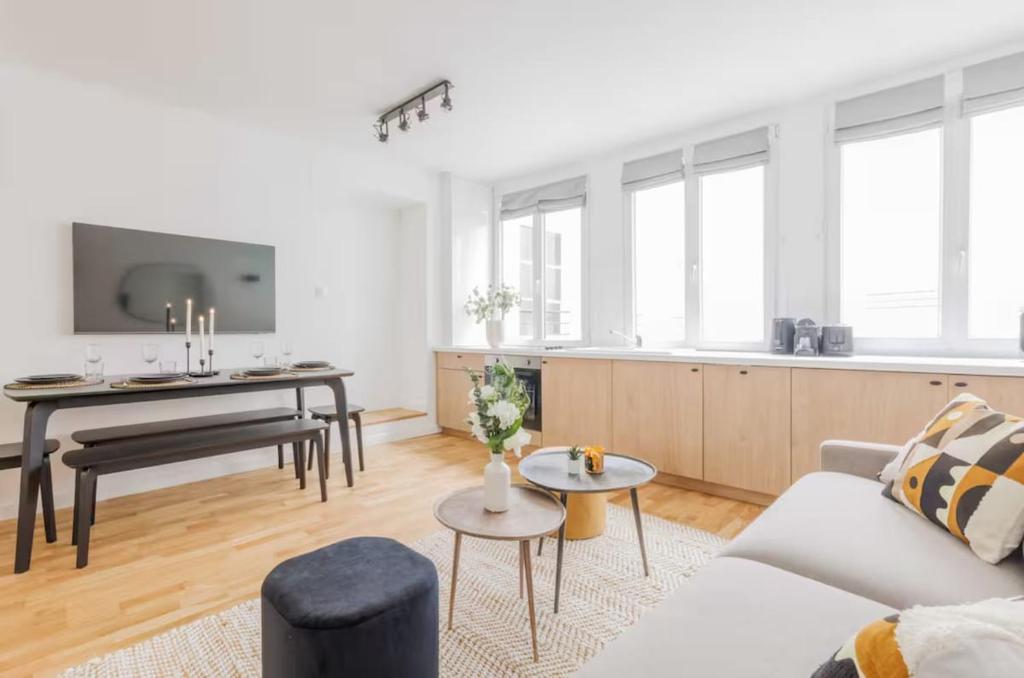 un salon avec un canapé et une table dans l'établissement Suite-appartement 4stars pour 6 à 10 min du Marais, à Paris