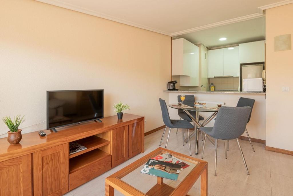 Telewizja i/lub zestaw kina domowego w obiekcie Primera Linea de Playa Samil Costa con Garaje Incluido