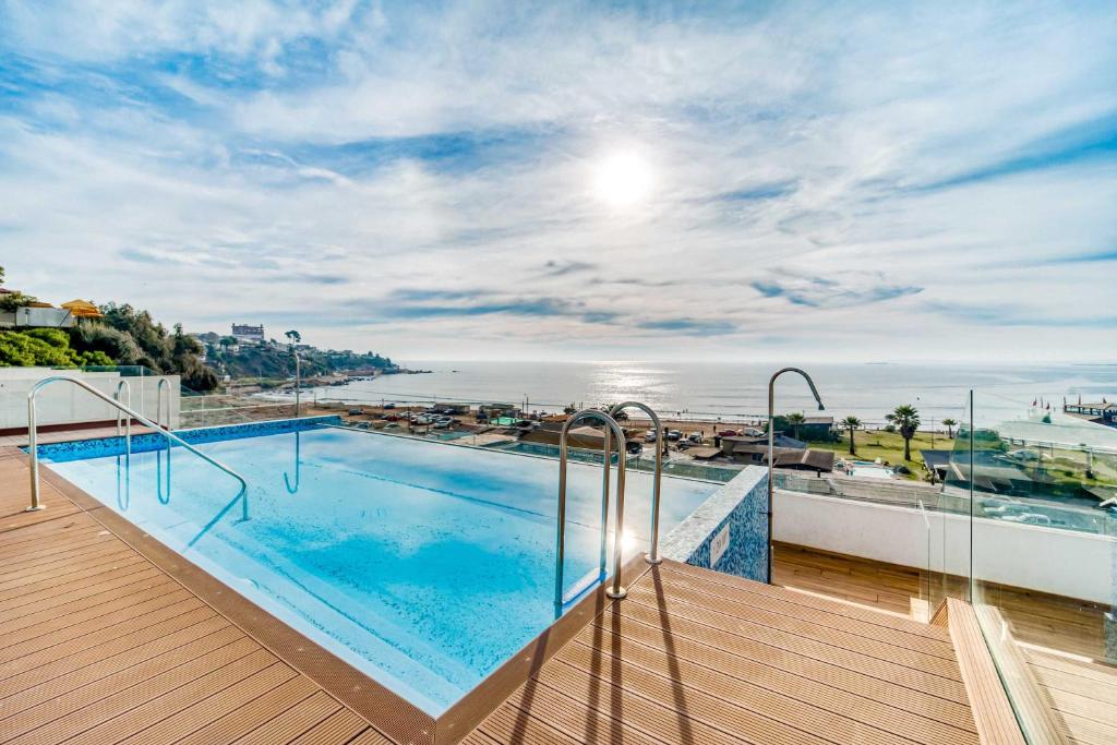 una piscina su un balcone con vista sull'oceano di Oceana Suite - Frente al Mar a Concón