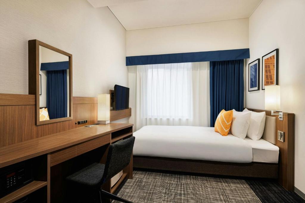 Postel nebo postele na pokoji v ubytování Four Points Flex by Sheraton Osaka Shinsaibashi