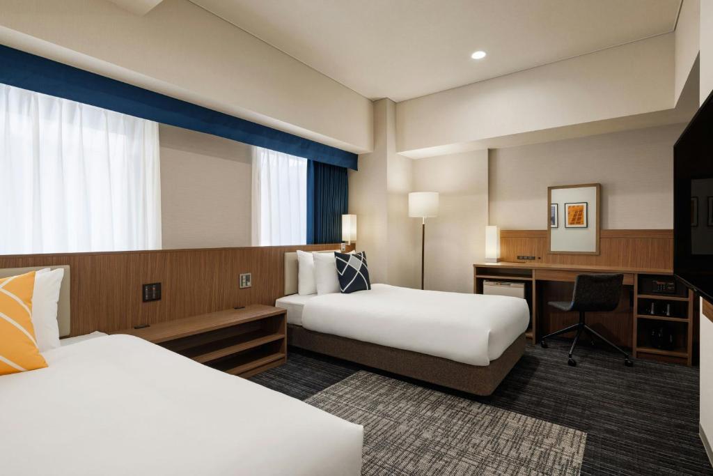 Postel nebo postele na pokoji v ubytování Four Points Flex by Sheraton Osaka Shinsaibashi