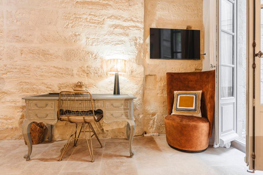 TV a/nebo společenská místnost v ubytování Le Petit Avignon - chambres & appartement à deux pas du Pont d'Avignon et du Palais des Papes