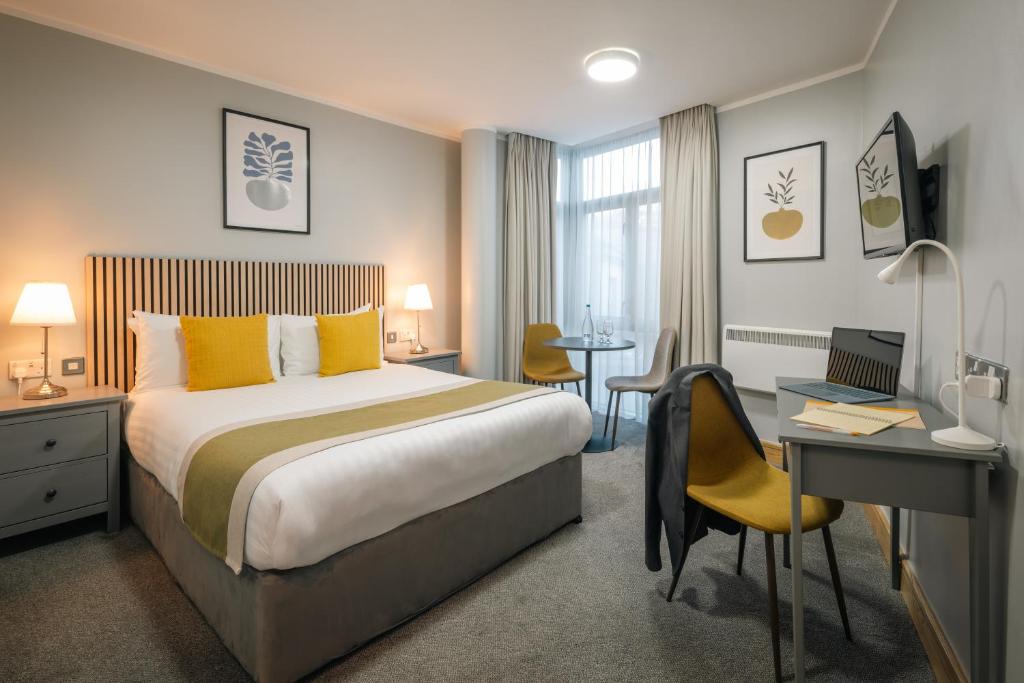 Postel nebo postele na pokoji v ubytování Beresford Hotel