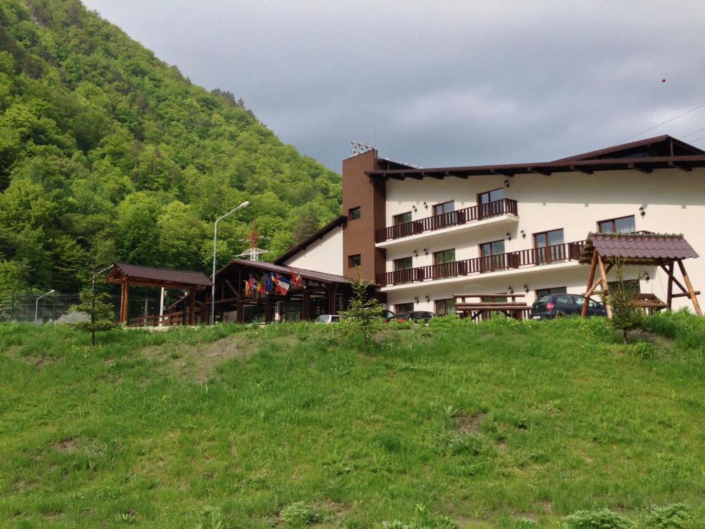 Nespecifikovaný výhled na hory nebo výhled na hory při pohledu z hotelu