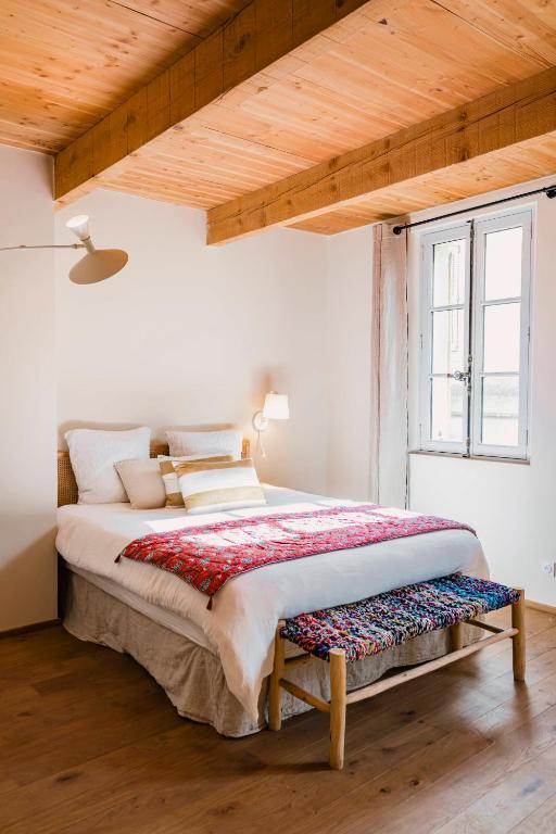Postel nebo postele na pokoji v ubytování Le Petit Avignon - chambres & appartement à deux pas du Pont d'Avignon et du Palais des Papes