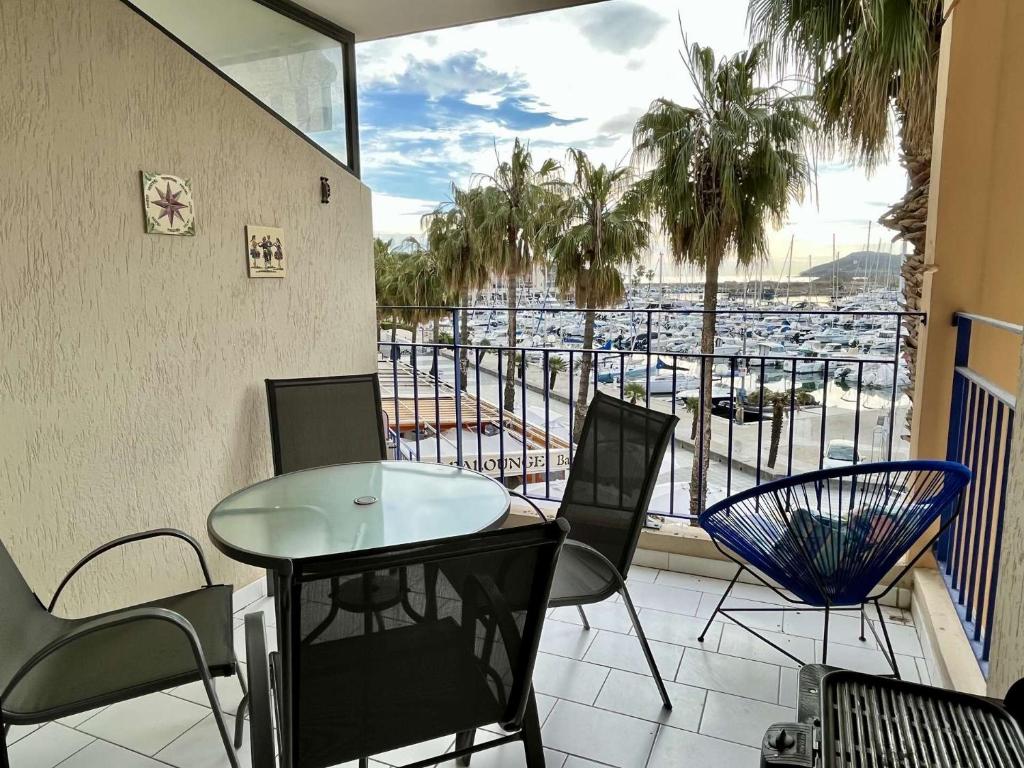 un balcon avec une table et des chaises et une vue sur la plage dans l'établissement Appartement 2 pièces cabine 6 couchages ARGELES SUR MER AR660-022, à Argelès-sur-Mer