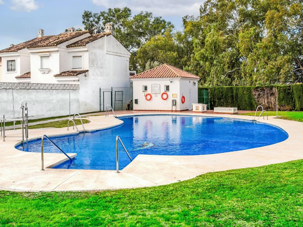 basen w ogrodzie domu w obiekcie Holiday Home Brisa del mar by Interhome w mieście Chilches