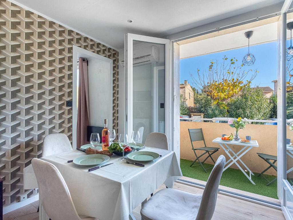 une salle à manger blanche avec une table et des chaises dans l'établissement Apartment Les Amandiers by Interhome, à La Seyne-sur-Mer