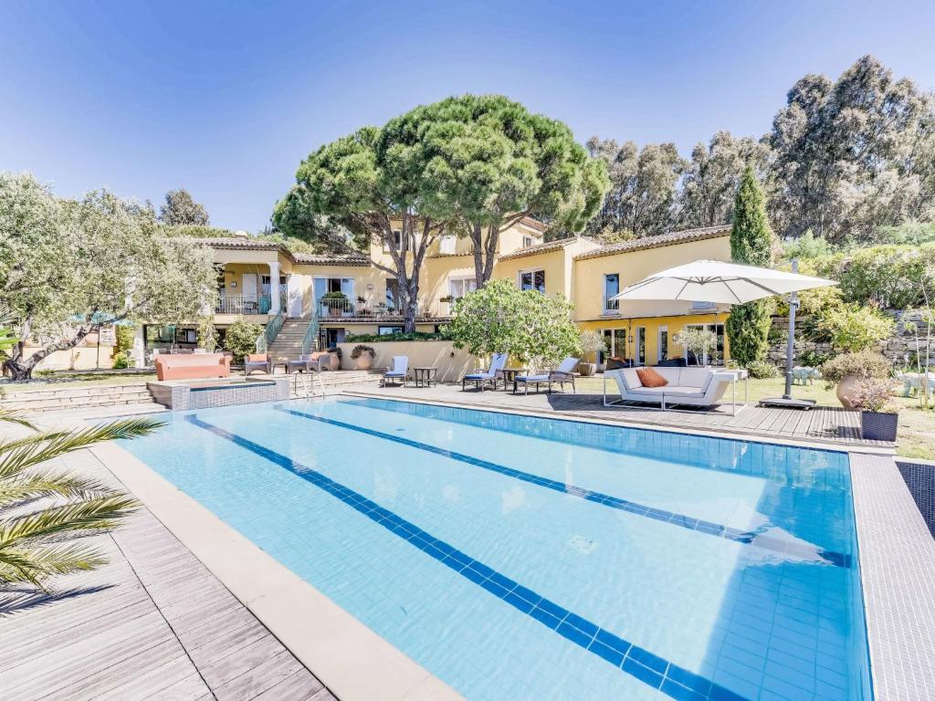 une piscine devant une maison dans l'établissement Apartment Villa La Romane by Interhome, à Saint-Tropez
